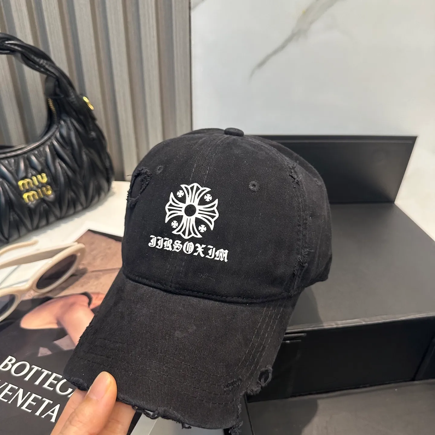 P70 Crow Heart 🆕🆕25 new baseball cap, stylish and classic cross logo, casual with a cool feeling, unisex style, same style for men and women! Very easy to match! Head circumference: 56-58cm is available